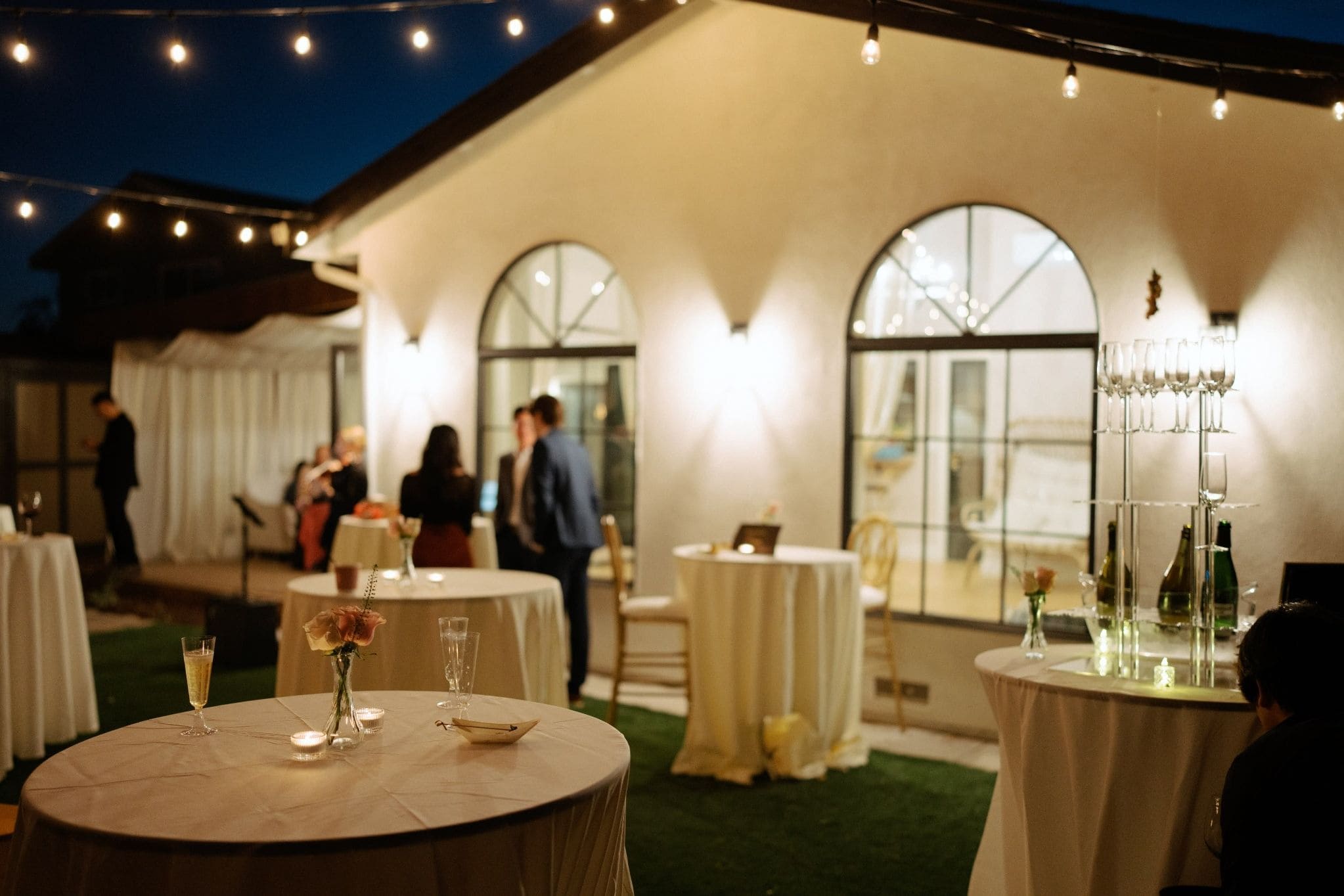 Twilight outdoor California wedding venue with elegant round tables and lighting